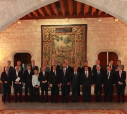 Fotografía de grupo de Su Alteza Real el Príncipe de Asturias con los Ministros de Asuntos Exteriores de la Unión Europea asistentes al desayuno de tr